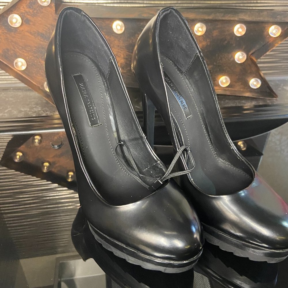 ZARA BLACK ROUND TOE HEELS WITH SEXY SOLE